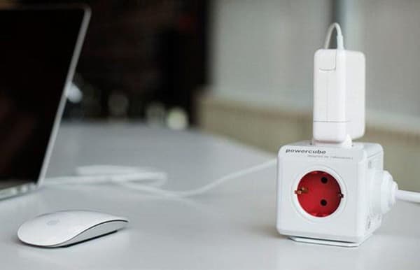 DesignNest PowerCube Förlängd 1,5 meter kabel - vit/röd - 5 uttag Typ F - grenuttag - grenuttag