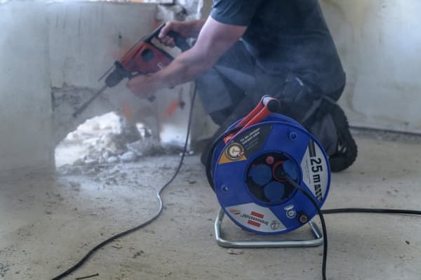 Brennerstuhl Garant IP44 teollisuus/rakennustyömaakaapelikela, 25m erikoismuovista (rakennustyömaakäyttöön ja pysyvään ulkokäyttöön, Made in Germany)