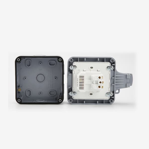 INF Vanntett vegguttak med deksel, med 2 USB-porter Grå