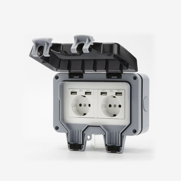 INF Vandtæt stik med Power Switch, Flip Protection og 4 USB-porte Grå