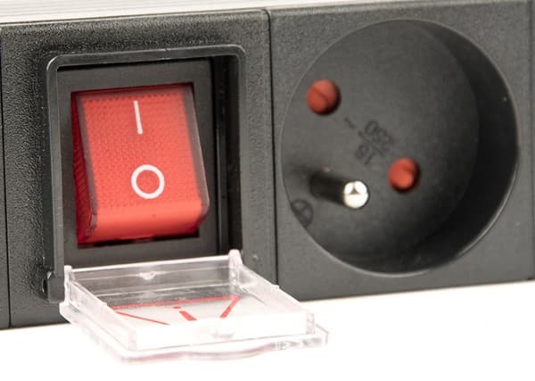Gembird EG-PDU-014-FC14 strømfordelingsenhed (PDU) 8 stikkontakter 1U sort