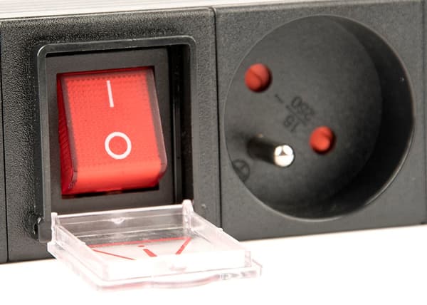 Gembird EG-PDU-014-FC14 strømfordelingsenhed (PDU) 8 stikkontakter 1U sort