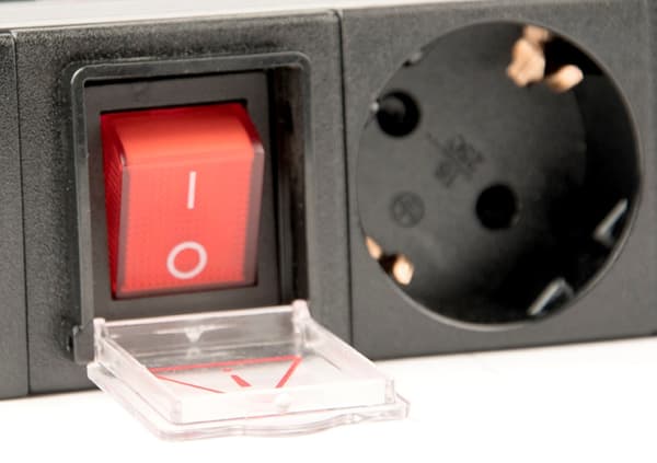 Gembird EG-PDU-014-C14 strømfordelingsenhed (PDU) 8 stikkontakter 1U sort