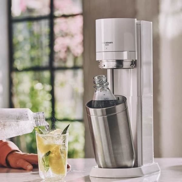 SODASTREAM-sooda- ja hiilihapotettu vesiautomaatti - DUO valkoinen - 2 lasikannua - 2 pulloa - 1 60 litran kaasutäyttöpakkaus