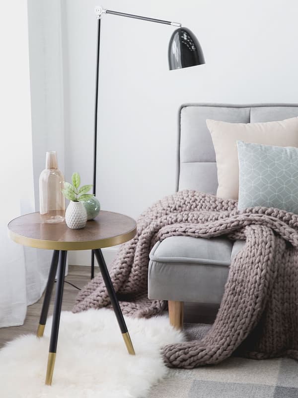 Minimalistiskt bord med metalla ben