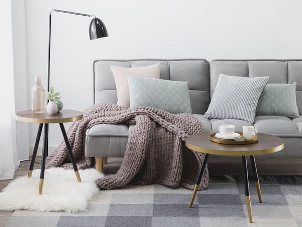 Minimalistiskt bord med metalla ben