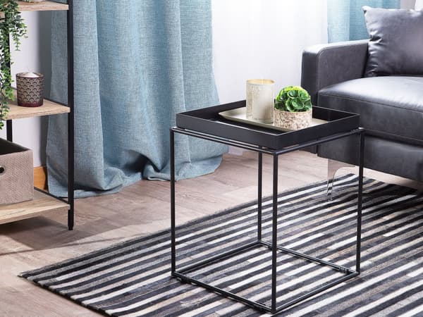 Sidebord sort metal firkantet plade med et moderne look