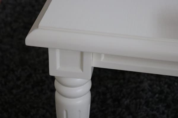 Amaretta sofabord 100x100 cm med 1 skuffe i antik hvid, antik patineret.