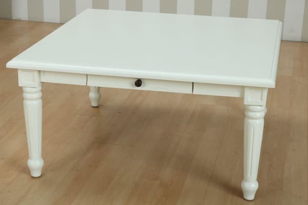 Amaretta sofabord 100x100 cm med 1 skuffe i antik hvid, antik patineret.