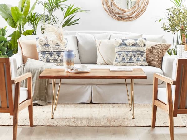 Soffbord Ljust trä Akacia Bordsskiva Metall Guld Ben Glamour Accent Kanter