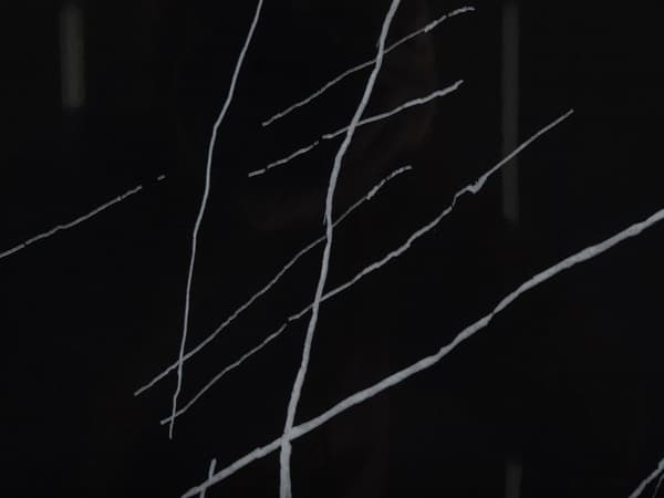 Sofabord Svart bordplate Gyllent metallunderstell Produsert treverk Marmorfinish Glamorøs design
