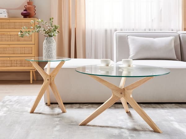 Sohvapöytä vaalea puu 80 x 46 cm lasitasolla kumipuiset jalat pyöreä skandinaavinen