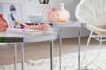 Miniatyrbillede 2 af 7: Rootz design sidebord rundt Ø 50-42 cm - 2 stk hvid sølv med glasplade - Stuebord sæt af 2 - Nesting bord mælkeglas - sofabord
