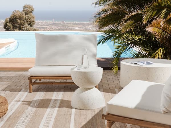 Accent sidebord off-white med terrazzoeffekt MgO glasfiber rund top timeglasform UV plet rust vand vind resistent moderne udendørs stue