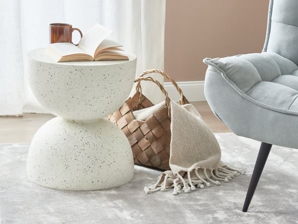 Sidobord Off-White med Terrazzoeffekt MgO Glasfiber Rund Topp Timglasform Accent UV Fläck Rost Vatten Vindtålig Modern Utomhus Vardagsrum