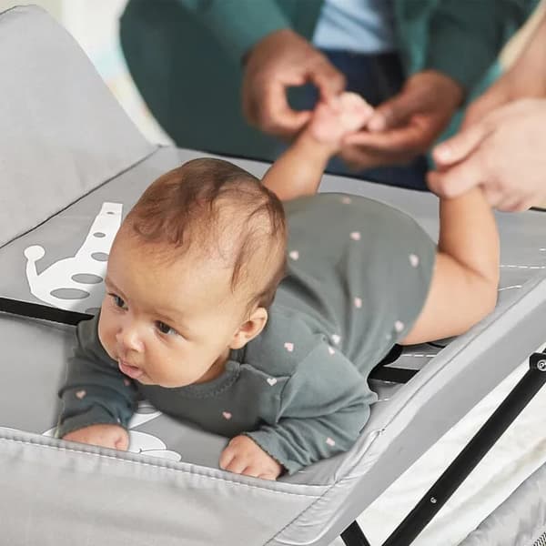Sandfarvet Baby Udviklingsbord Tavalax