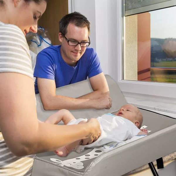Sandfarvet Baby Udviklingsbord Tavalax