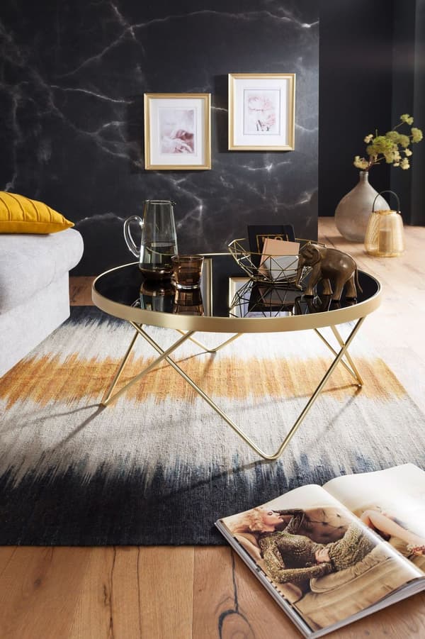 Rootz Retro sofabord - Filigran bordben - Stilfuldt centerbord - V-formede ben - Moderne farveskema - Gyldent stel - Plade af hærdet glas - 39 cm x 82