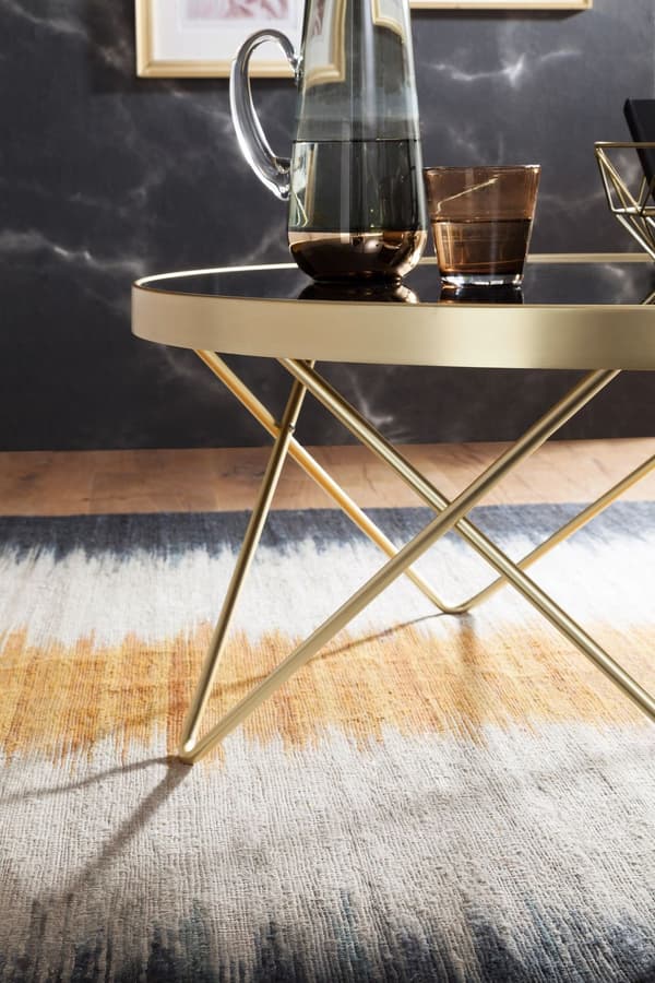 Rootz Retro sofabord - Filigran bordben - Stilfuldt centerbord - V-formede ben - Moderne farveskema - Gyldent stel - Plade af hærdet glas - 39 cm x 82