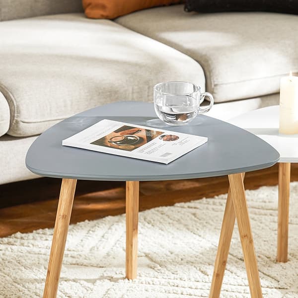 Rootz 2-delade häckbordsset - Sidobord - Soffbord - MDF och bambu - Mångsidig användning - Utrymmesbesparande design - Ljusgrå-Vit - 55cm x 45cm x 53c