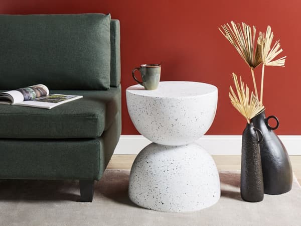 Sidobord Vit med Terrazzoeffekt MgO Glasfiber Rund Topp Timglasform Accent UV Fläck Rost Vatten Vindtålig Modern Utomhus Vardagsrum