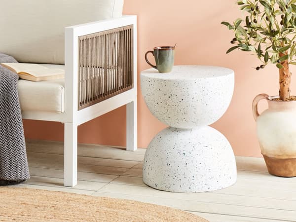 Sidobord Vit med Terrazzoeffekt MgO Glasfiber Rund Topp Timglasform Accent UV Fläck Rost Vatten Vindtålig Modern Utomhus Vardagsrum