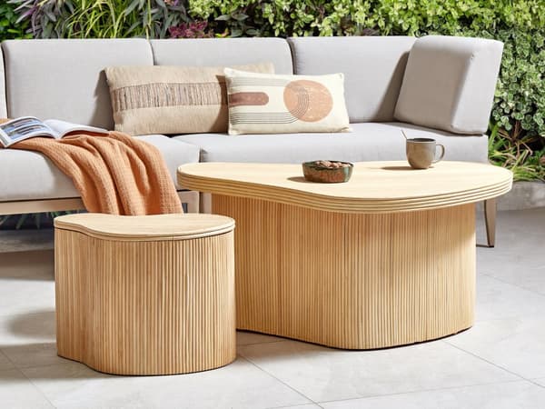 Sæt med 2 sofaborde Naturfarve Rattan Runde former Lodrette linjer Boheme og moderne stil Håndlavet sofabord