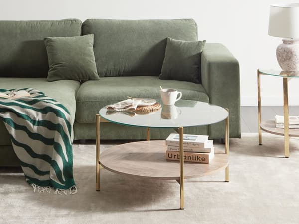 Sofabord guld med glasplade i lyst træ metalramme med hylde rundt moderne design