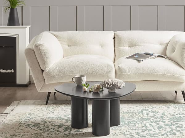 Sofabord Svart MDF 75 x 36 cm Buet trekantform Lav høyde Moderne og minimalistisk stil Stue Salongbord