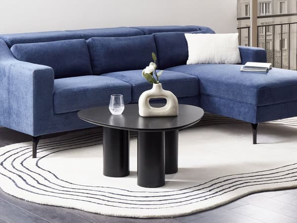 Sofabord Svart MDF 75 x 36 cm Buet trekantform Lav høyde Moderne og minimalistisk stil Stue Salongbord