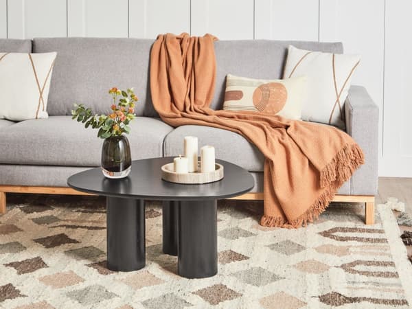 Sofabord Svart MDF 75 x 36 cm Buet trekantform Lav høyde Moderne og minimalistisk stil Stue Salongbord