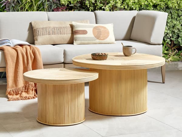 Sæt med 2 sofaborde Naturfarve Rattan Runde former Lodrette linjer Boheme og moderne stil Håndlavet sofabord