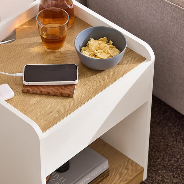 Rootz Bedside Table - Nightbord - Bedroom Organizer - Forbedrer privatlivets fred - 45x55x40cm - PB og MDF -materiale - Praktisk opladningsfunktion