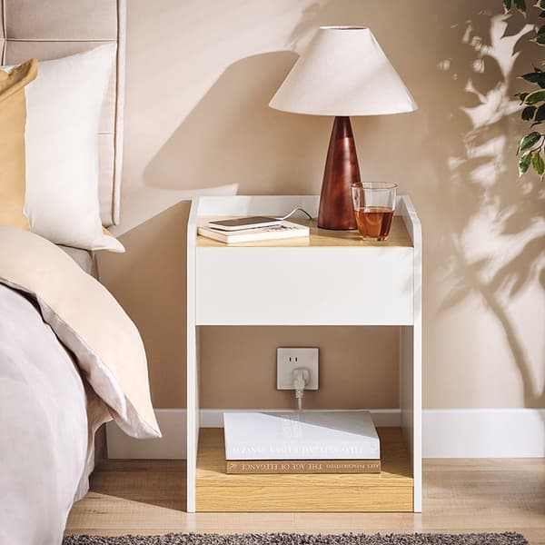Rootz Bedside Table - Nightbord - Bedroom Organizer - Forbedrer privatlivets fred - 45x55x40cm - PB og MDF -materiale - Praktisk opladningsfunktion