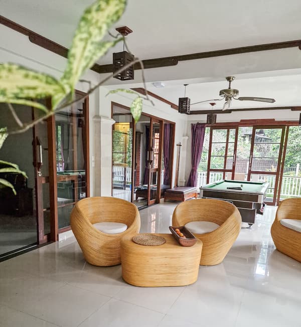 TEGAL OVAL LYS RATTAN BORD