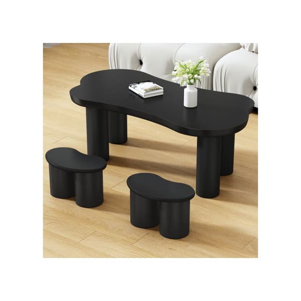 Oregelbunden soffbord i benform, längd 113 cm, bredd 58 cm, höjd 40,5 cm, med 2 små bänkar.