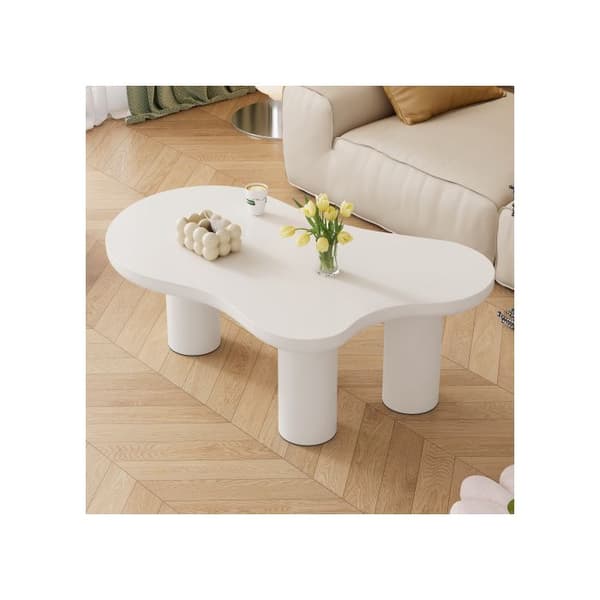 Soffbord i oregelbunden molnform, längd 107 cm, bredd 66 cm, höjd 40,5 cm, skiva MDF och ben PVC.
