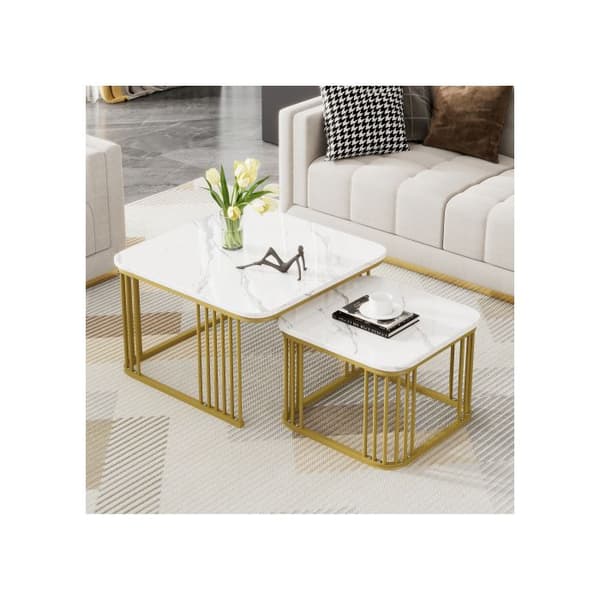 Set med 2 fyrkantiga soffbord i glänsande marmor med gyllene ben, 70x70x45 cm och 50x50x36,5 cm.