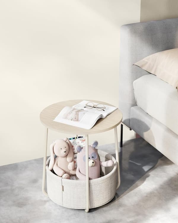 Lille rundt sofabord, sidebord med stofkurv, opbevaring i stue, soveværelse, natbord, moderne stil, cremefarvet