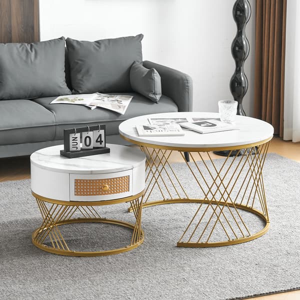 To stykker hvidt sofabord med elegant design med marmor teksturerede plader og skuffer, plast rattan front