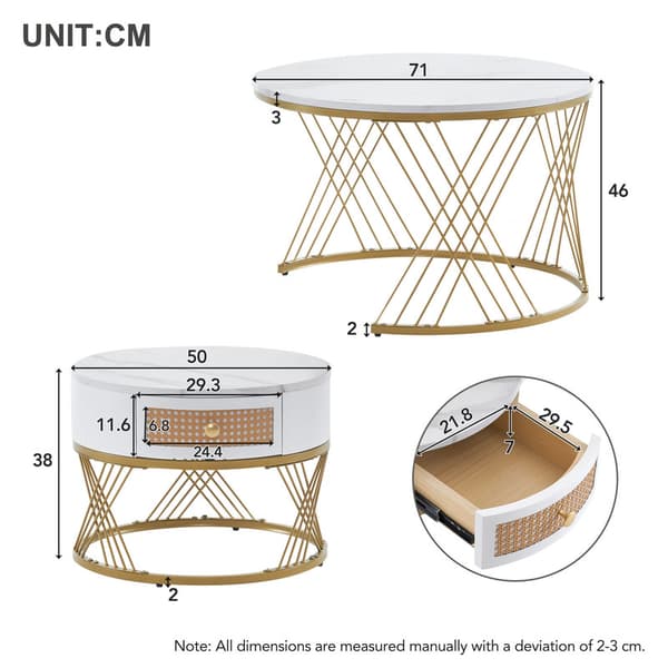 To stykker hvidt sofabord med elegant design med marmor teksturerede plader og skuffer, plast rattan front