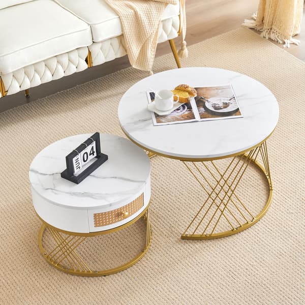 To stykker hvidt sofabord med elegant design med marmor teksturerede plader og skuffer, plast rattan front