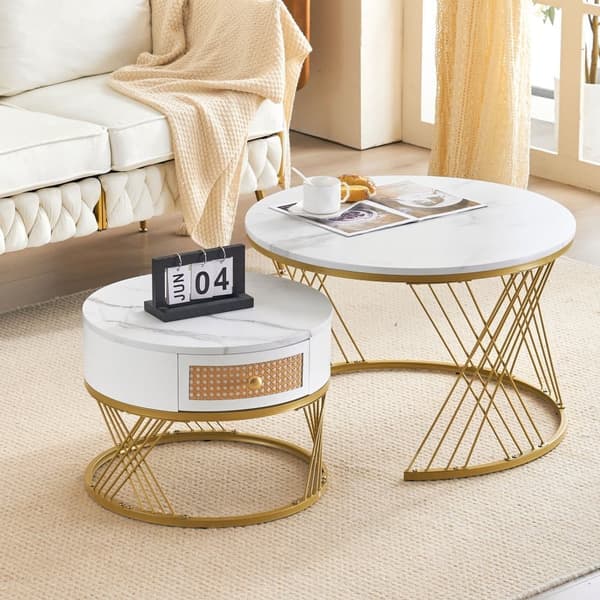 To stykker hvidt sofabord med elegant design med marmor teksturerede plader og skuffer, plast rattan front