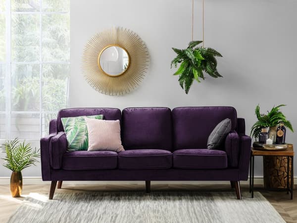 Sohva purppura kolmelle samettiverhoilu puujalat irrotettavat tyynynpäälliset retro