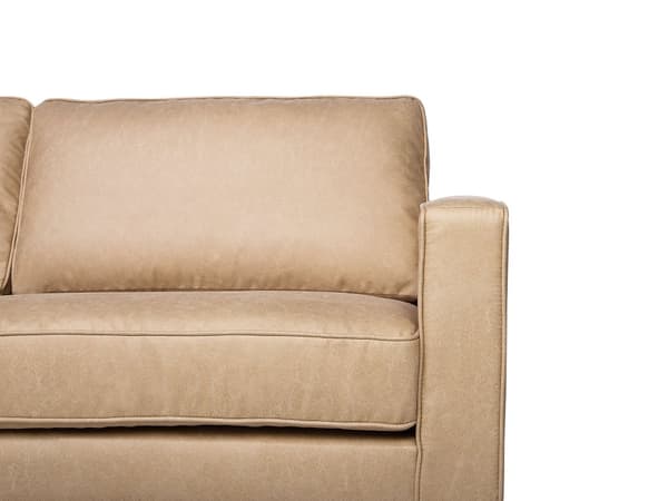 Sohva beige keinonahka verhoiltu metallijalat kolmelle tyynyt tarranauhalla moderni tyyli