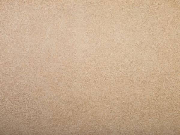 Sohva beige keinonahka verhoiltu metallijalat kolmelle tyynyt tarranauhalla moderni tyyli