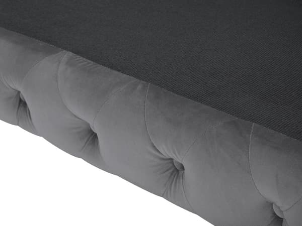 Den grå Chesterfield quiltede sofa er elegant fløjlsfløjl