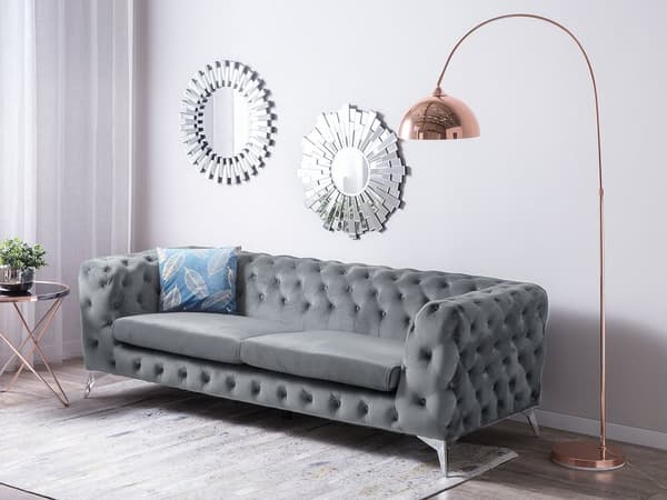 Den grå Chesterfield quiltede sofa er elegant fløjlsfløjl
