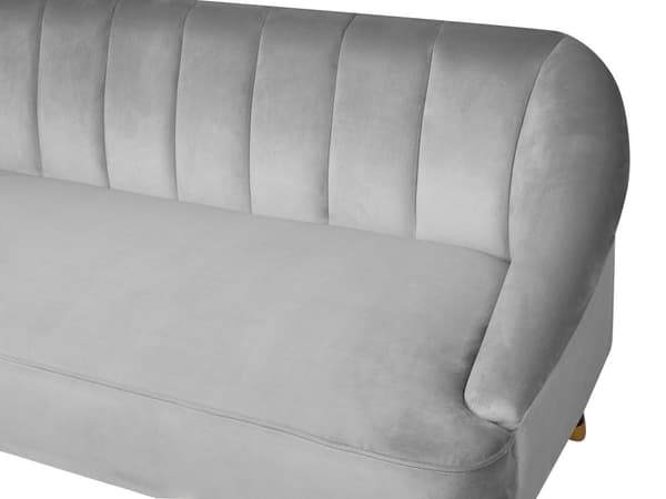 Sohva vaaleanharmaa sametti verhoiltu puujalat kolmelle pystytikattu selkänoja moderni glamour tyyli