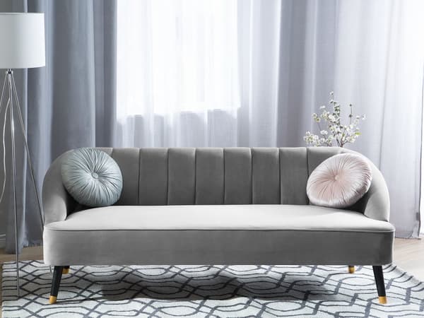 Sohva vaaleanharmaa sametti verhoiltu puujalat kolmelle pystytikattu selkänoja moderni glamour tyyli